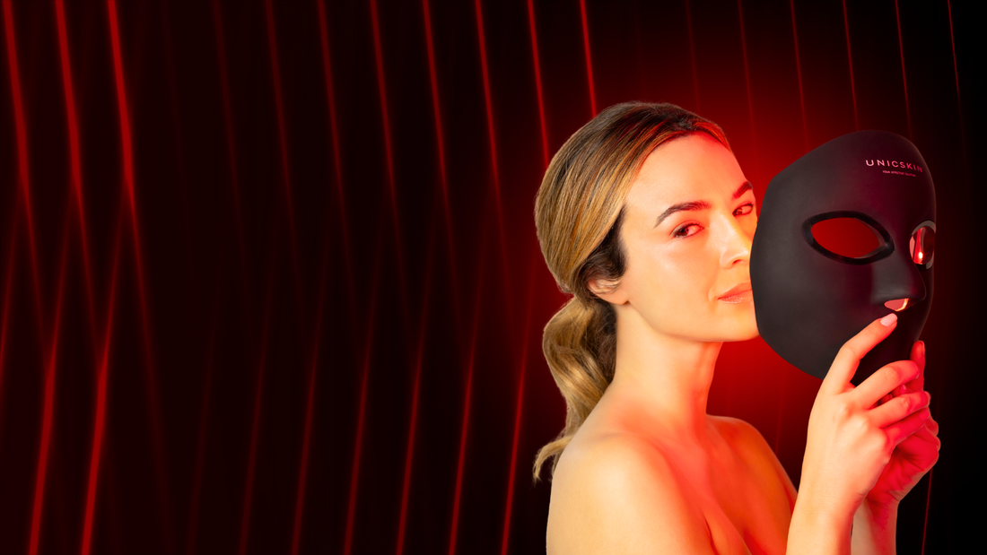 Mujer usando la máscara facial LED 